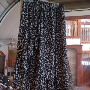 No Boundaries Junior Women's Skirt S (3-5) Black with White Flowers